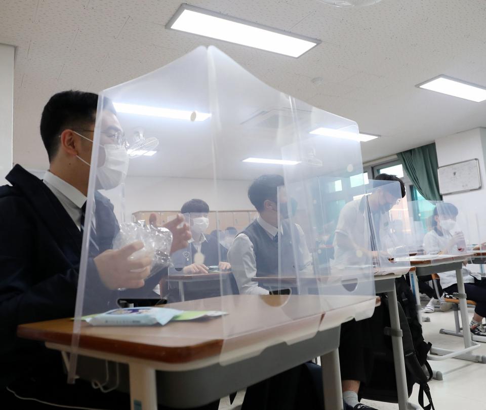 El riguroso protocolo durante el regreso a clases en Corea del Sur