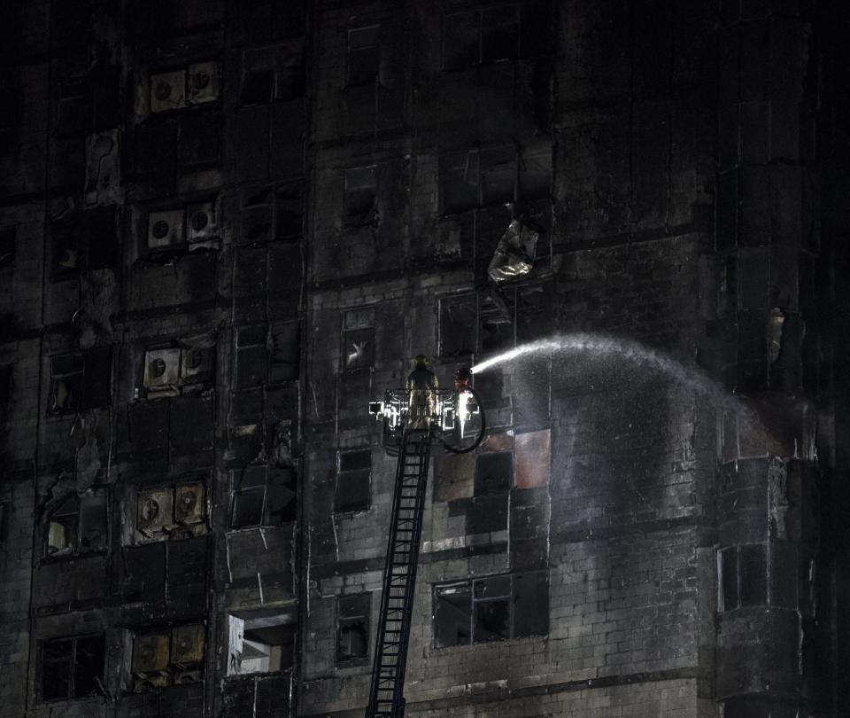 Videos muestran voraz incendio de un edificio en Emiratos Árabes