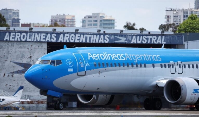 Aerolínea estatal de Argentina recorta personal, rutas y refrigerios ante posible venta