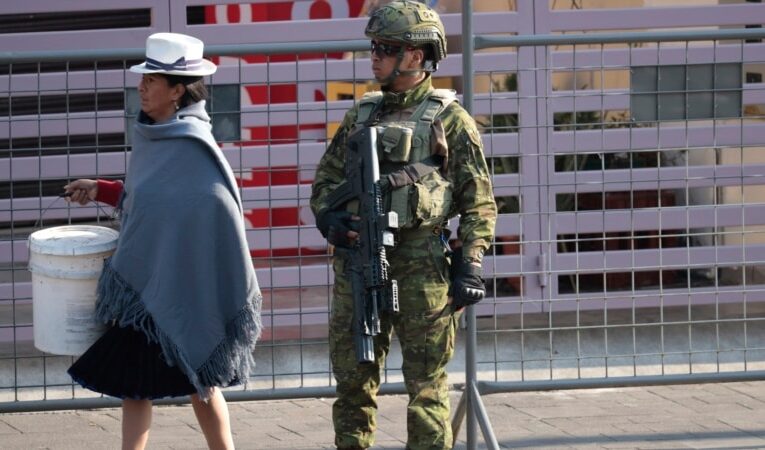 Asesinan a alcalde de ciudad del sur de Ecuador en ataque armado que también dejó herido a su hijo