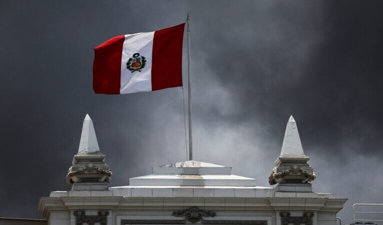 Congreso de Perú prohíbe minifalda y pantalón corto a trabajadoras