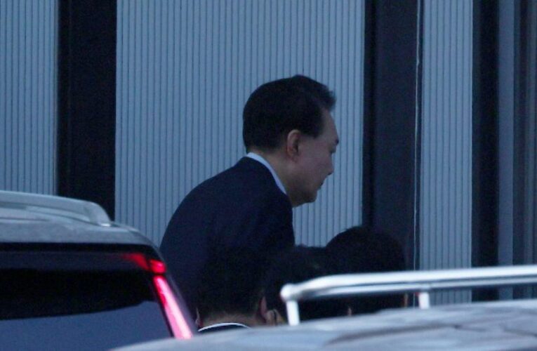 El detenido presidente de Corea del Sur se niega a declarar en el arranque de su interrogatorio