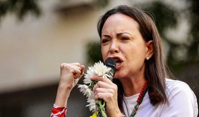 Machado denuncia “golpe de Estado” y pide a González no viajar a Venezuela hasta que llegue su momento