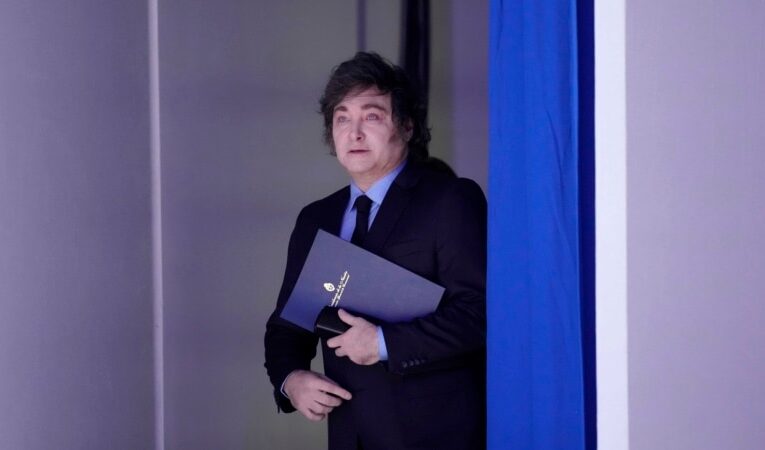 Milei planea eliminar feminicidio de Código Penal argentino y se alinea con Trump contra diversidad