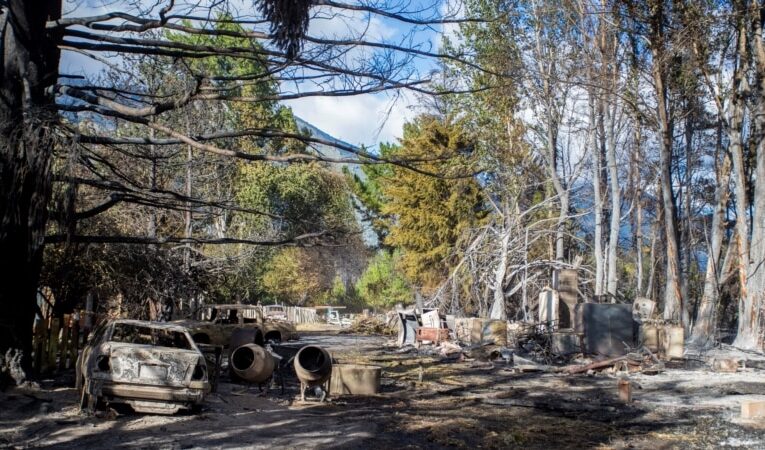 Nuevo incendio en Patagonia argentina quema viviendas y obliga a evacuación de cientos