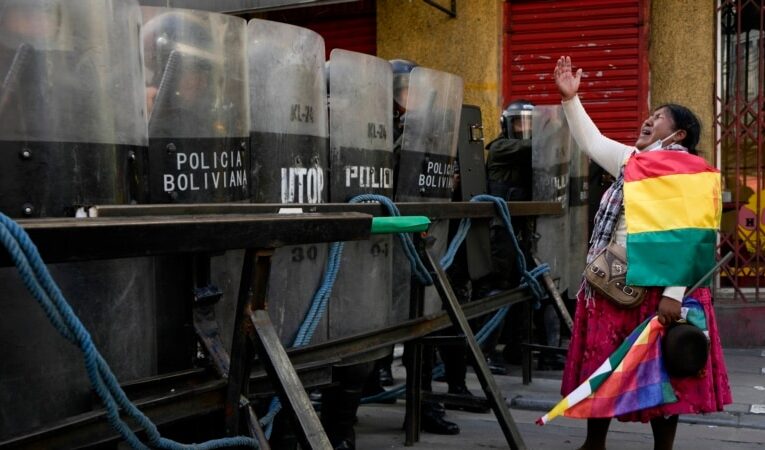 Policía de Bolivia dispersa marcha un día antes de audiencia contra Evo Morales por presunto abuso