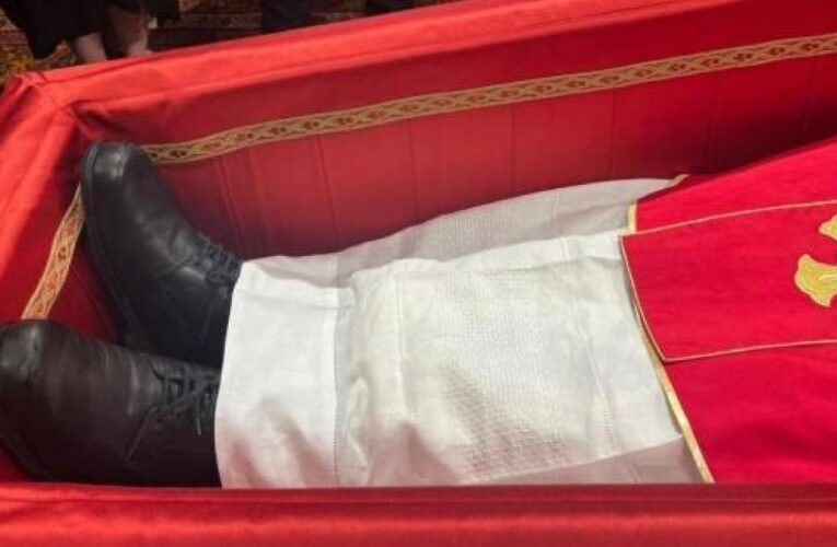 El papa Francisco será enterrado con sus tradicionales zapatos negros
