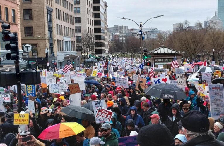 Manifestaciones en ciudades de todo EE.UU. contra los recortes del presidente Trump y Elon Musk