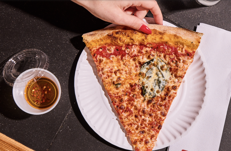 Más de 40 restaurantes de Nueva York ofrecen pizza por 1 dólar: será por tiempo limitado