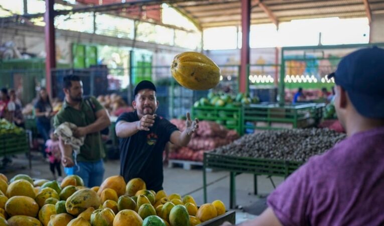 Moneda venezolana se devalúa un tercio en lo que va de 2025 y brecha cambiaria se dispara