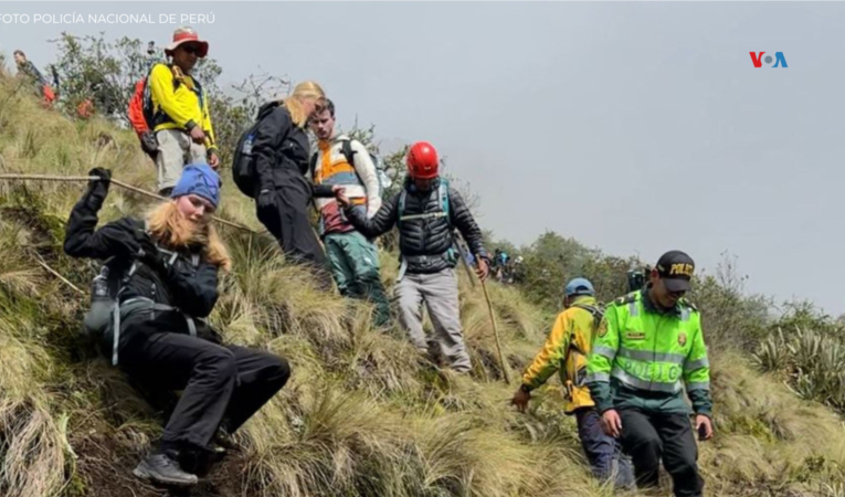 Rescatan a 23 turistas estadounidenses y europeos atrapados en un derrumbe en Cusco