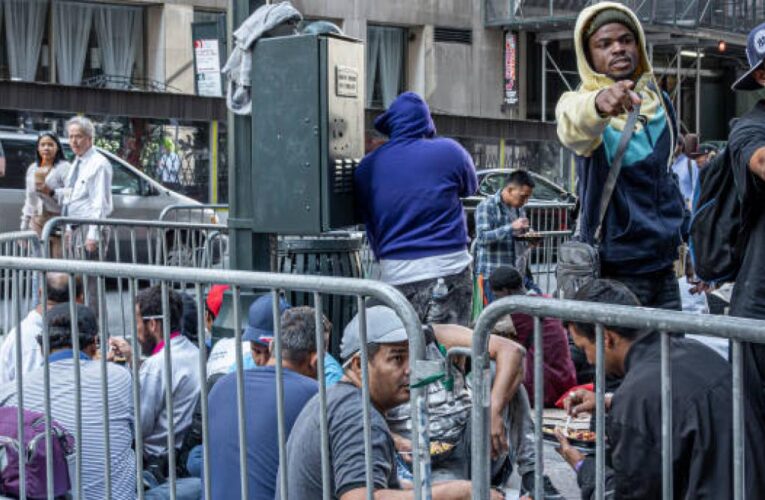 Golpe para migrantes: cerrarán este centro en Nueva York que ayudaba con un trámite clave