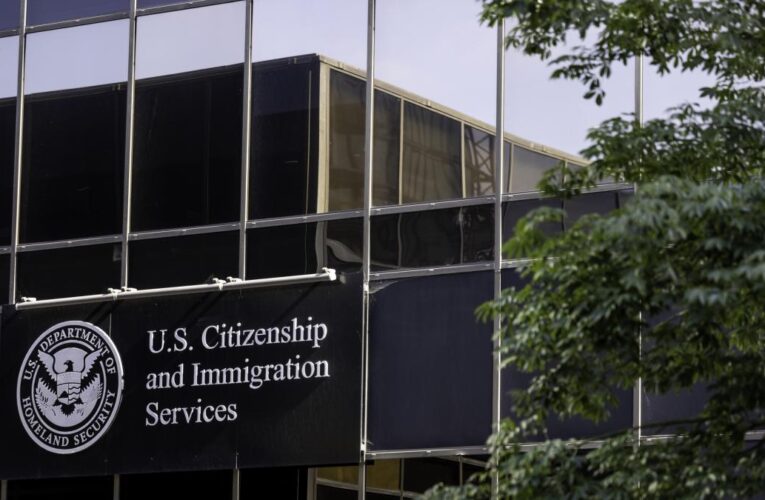Registro para migrantes en Estados Unidos: dos extranjeros sufrieron esta consecuencia legal por no anotarse