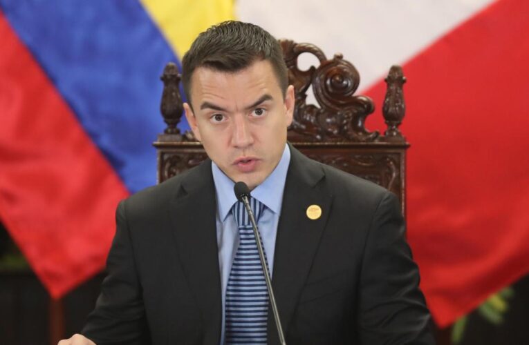 Ecuador: El presidente Daniel Noboa deja a funcionarios sin seguros de salud gratuitos y limita los carros de lujo