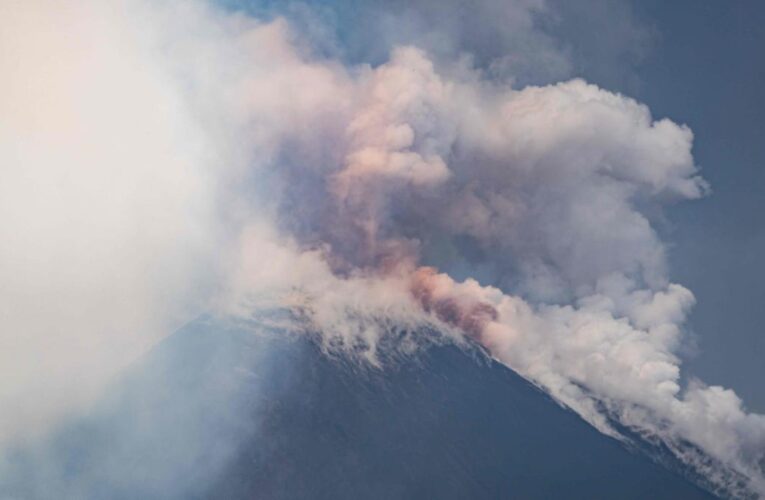 El monte Etna arroja una enorme nube de cenizas, rocas y gases