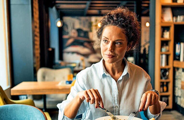¿Qué significa cuando alguien come sin tener hambre, según la psicología?