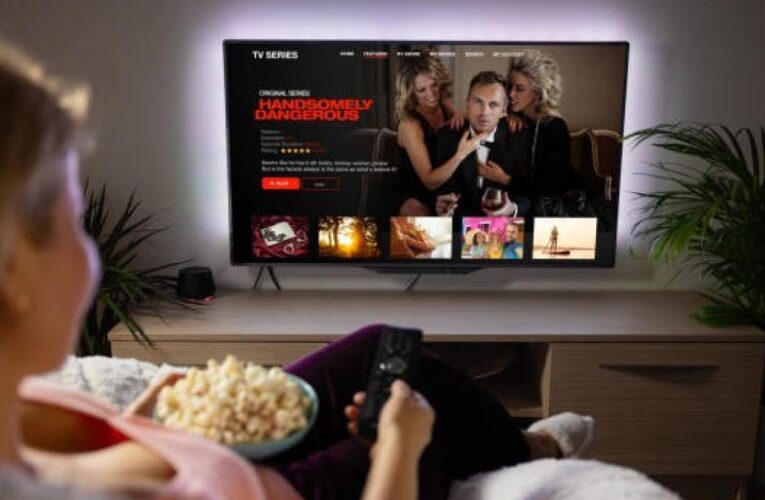 ¿Qué significa cuando alguien ve varias veces la misma serie o película, según la psicología?