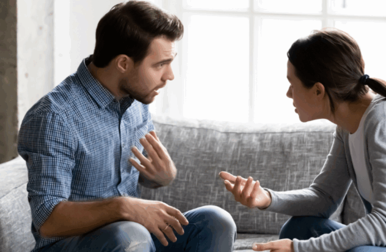 3 frases manipuladoras que son una alarma para salir de la relación, según psicólogos
