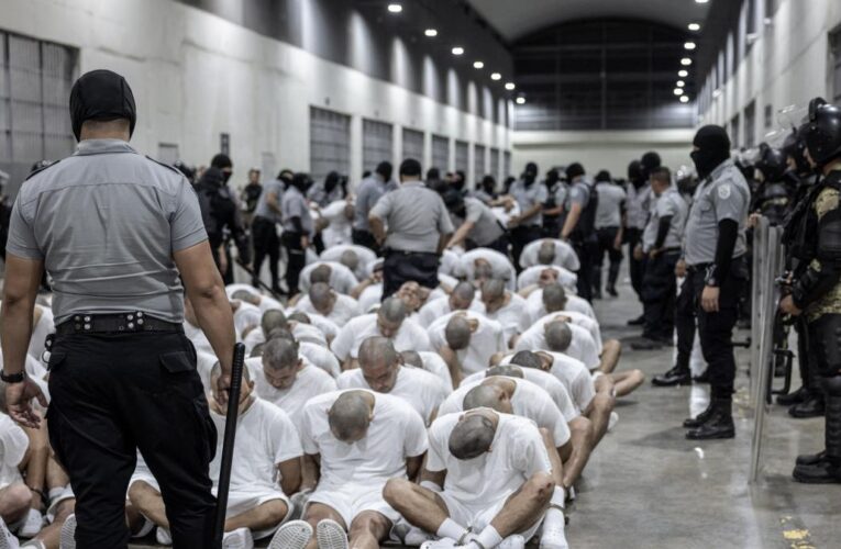 ‘De aquí no van a salir nunca, solo en bolsas negras’: venezolanos relatan cómo es la cárcel de máxima seguridad de El Salvador tras ser liberados