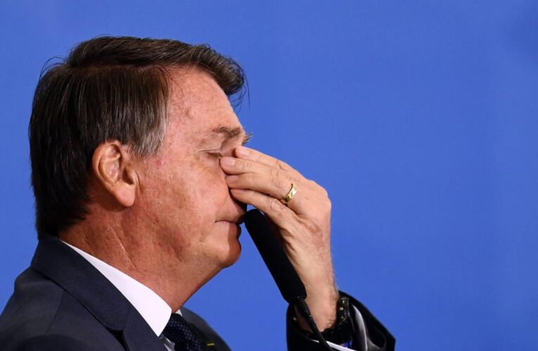 El expresidente de Brasil, Jair Bolsonaro deja la prisión domiciliaria para ir al hospital, por una emergencia médica, afirmó su hijo