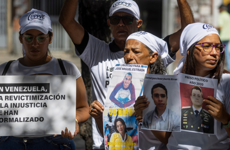 Familiares informan de la excarcelación de 71 presos políticos en Venezuela