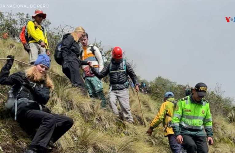 Rescatan a 23 turistas estadounidenses y europeos atrapados en un derrumbe en Cusco