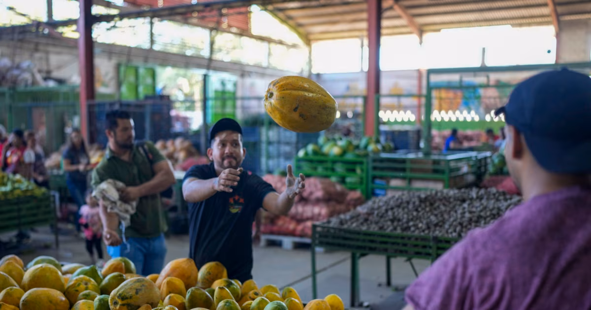 Moneda venezolana se devalúa un tercio en lo que va de 2025 y brecha cambiaria se dispara