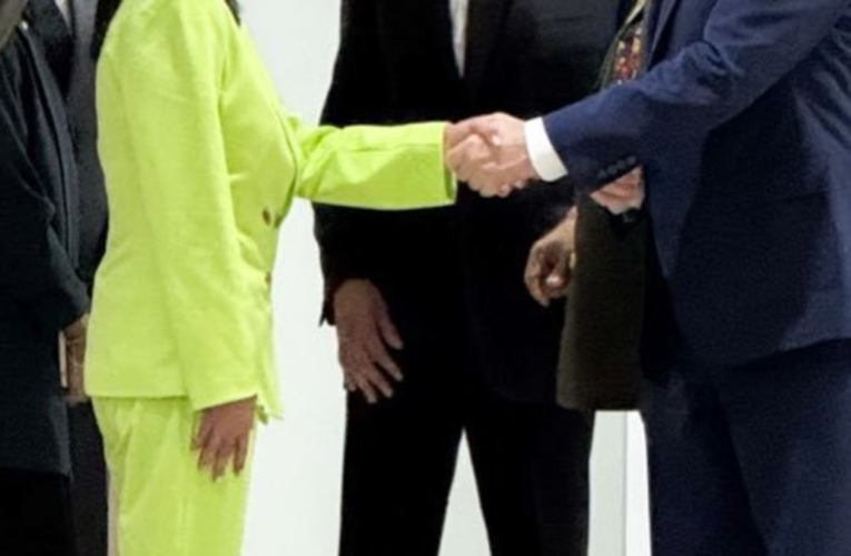 Revelan la primera foto del encuentro entre el director de la CIA y la encargada del régimen en Venezuela, Delcy Rodríguez, en Caracas