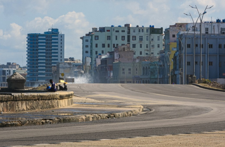 Amenaza de apagones y falta de combustible agravan la crisis energética en Cuba e impactan en el turismo, principal generador de divisas de la isla