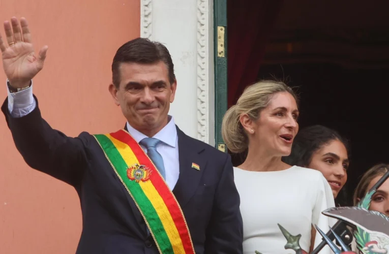 Bolivia libera el precio del dólar tras 15 años de cotización fijada por el gobierno para intentar de atraer divisas y aliviar la crisis económica