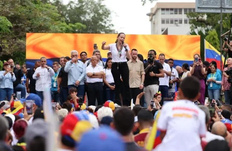 ‘Tienen la oportunidad para reafirmar el futuro de la democracia’