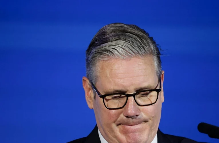 sexta dimisión en un mes deja a Keir Starmer al borde del colapso político