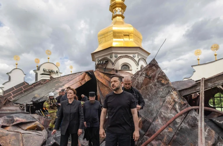 Al menos 11 muertos y una catedral en llamas tras nuevo ataque ruso en Ucrania