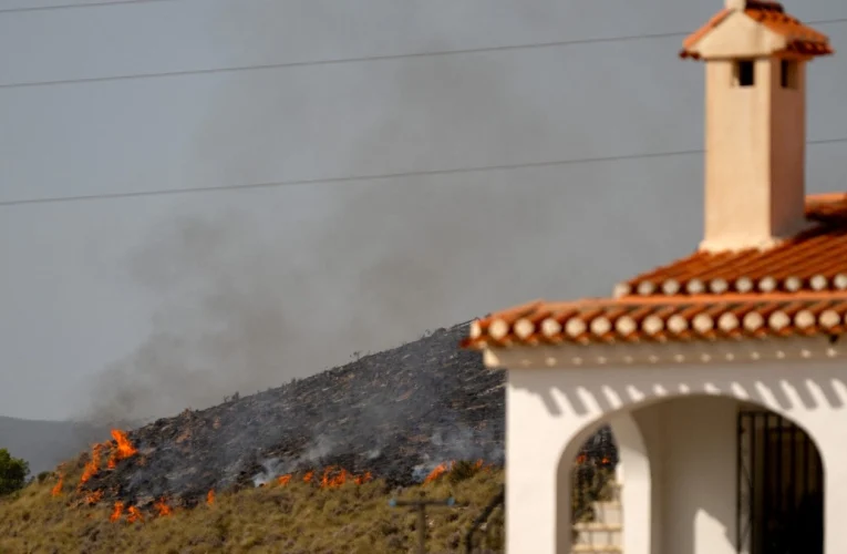 Tras dos días de ‘infierno’ en Almería, el mortífero incendio que azota al sur de España evoluciona favorablemente